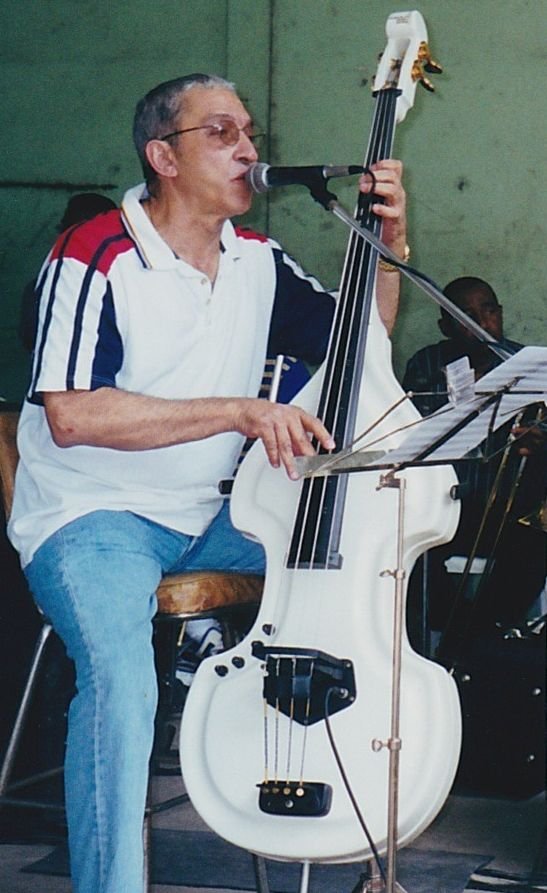 El bajo blanco de Juan Formell: Un instrumento marcado por la sangre y la grandeza